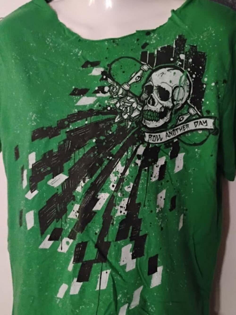 Shaun White T-shirt sz XL 16-18 (youth) Green Graphic Tee Skater Olympian